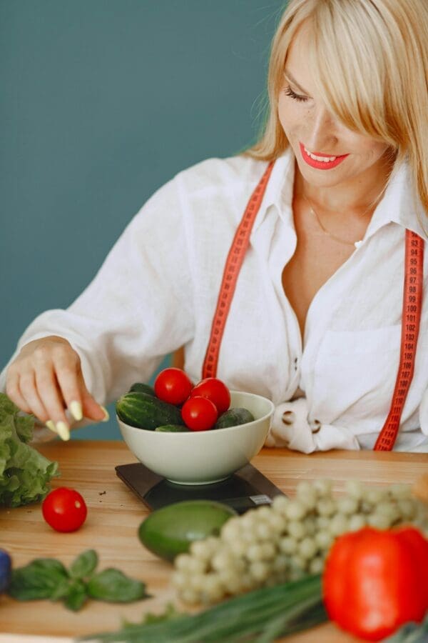 dietitian vs nutritionist woman looking at healthy food